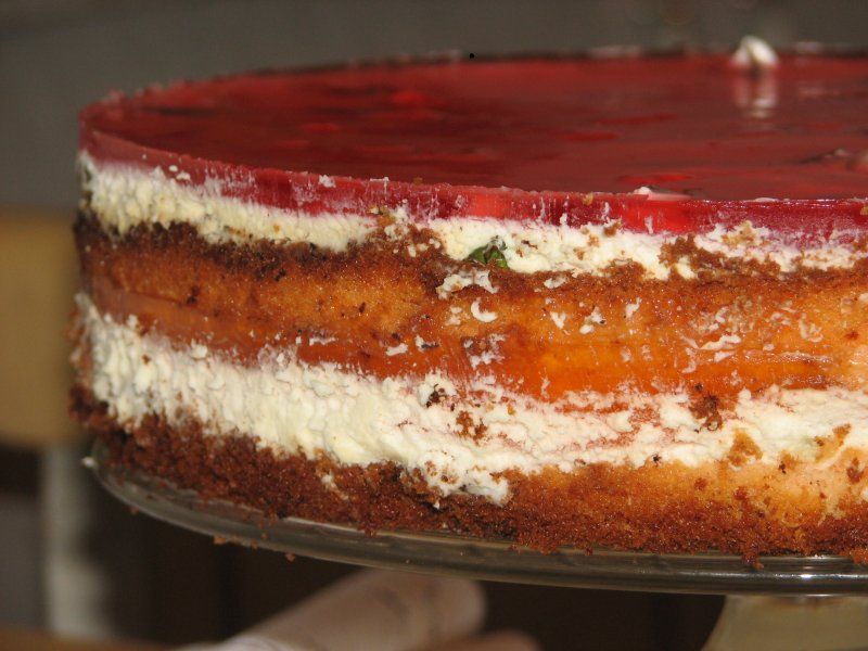 Tort galaretkowy ze śmietaną