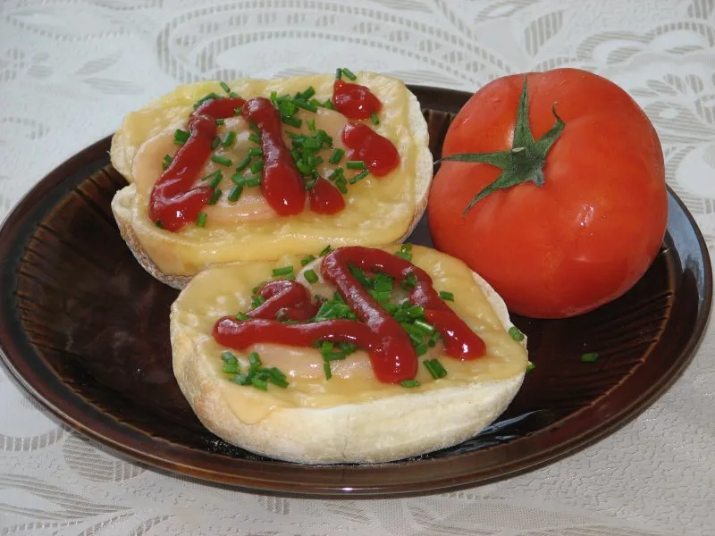 Bułeczki zapiekane z pomidorem i serem