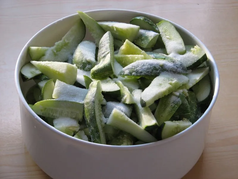 Ogórki z chili i czosnkiem