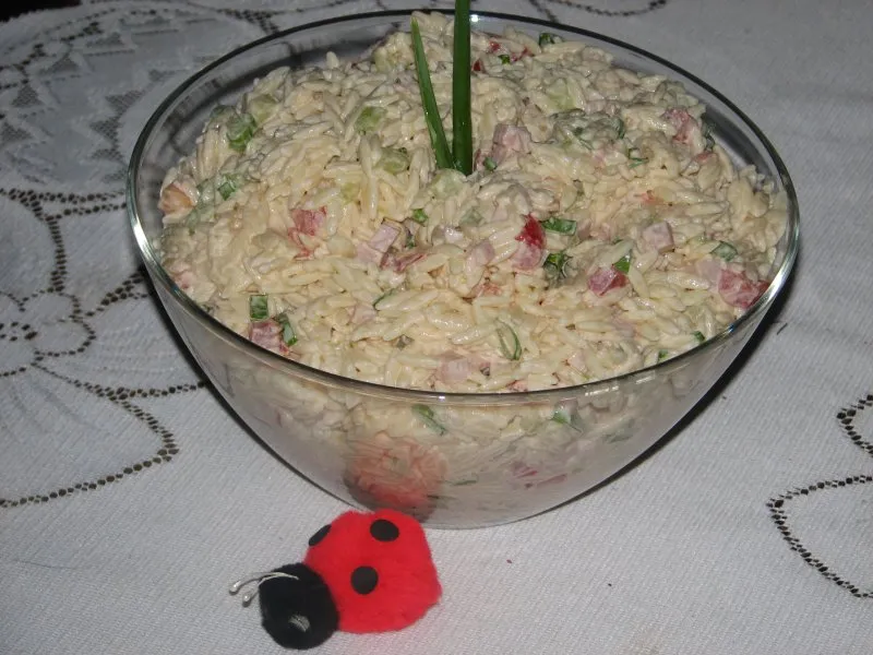 Sałatka z makaronem ryżowym i sosem czosnkowym
