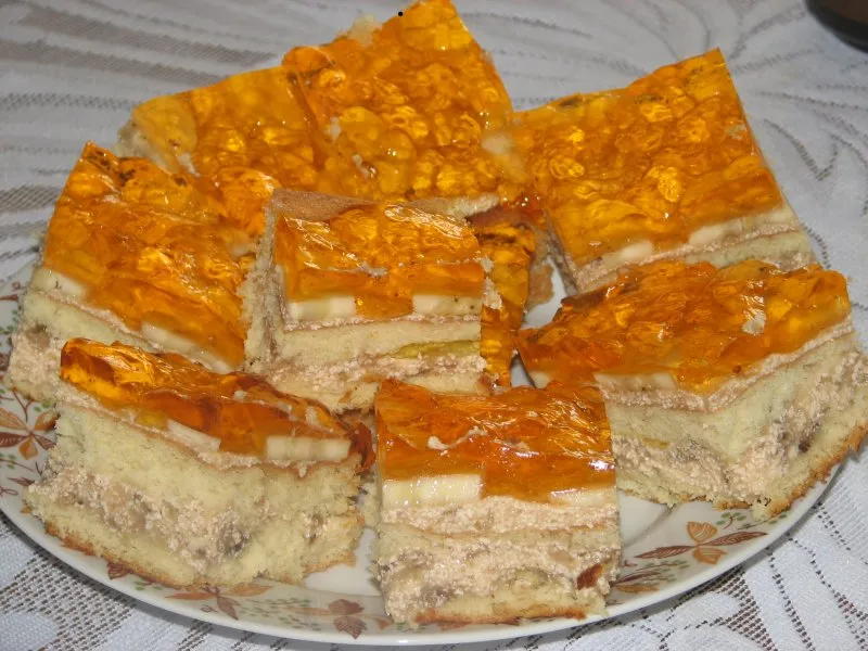Biszkopt przekładany masą bananową