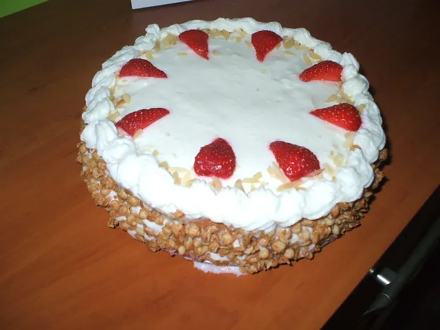 Tort jogurtowo-truskawkowy