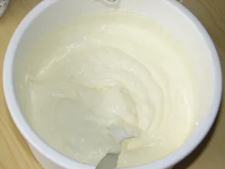 Jogurtowy śmietankowiec z truskawkami - 10