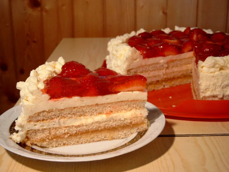 Tort cytrynowy z truskawkami