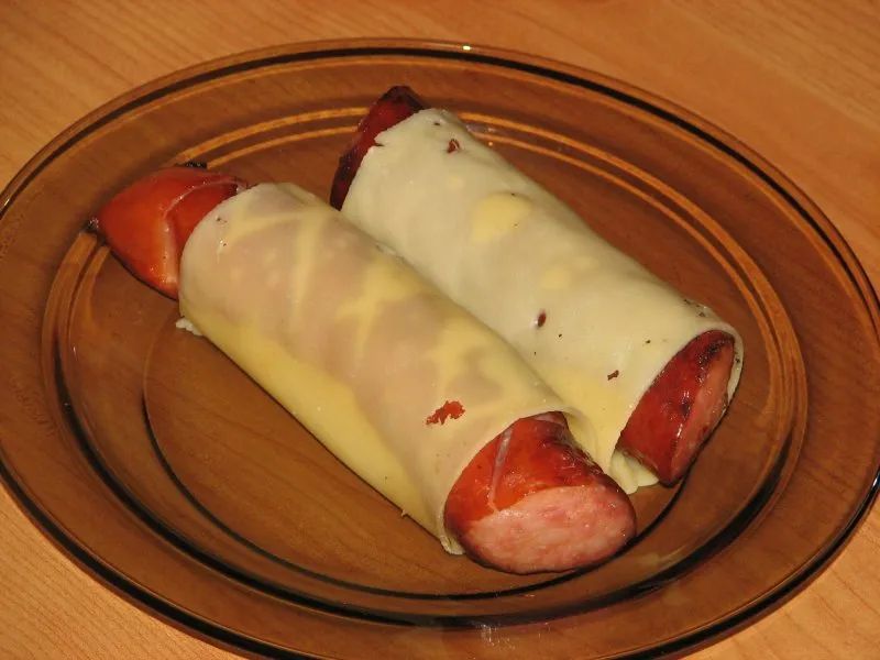 Grillowana kiełbaska w żółtym serze