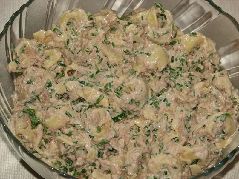 Sałatka tuńczykowa z makaronem tortellini