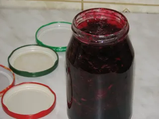 Dżem wiśniowy z wiórkami kokosowymi - 1