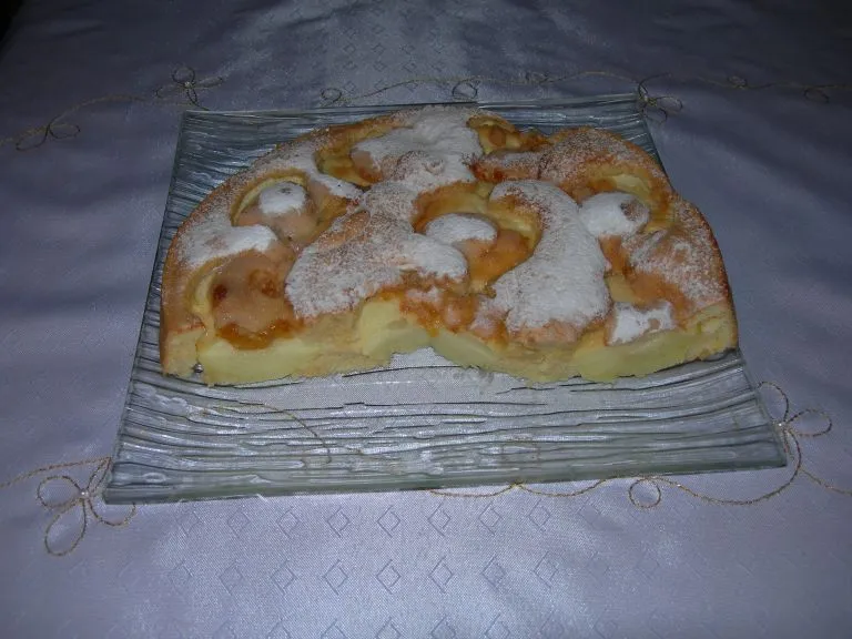 Połówki jabłek w cieście biszkoptowym