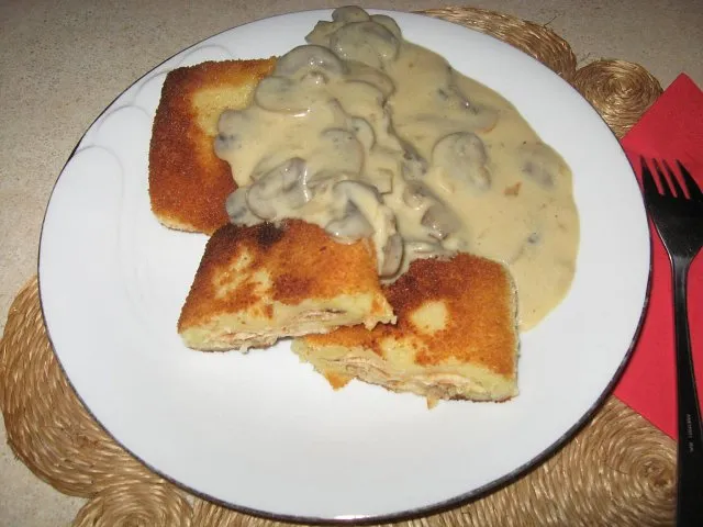Krokiety ziemniaczane z sosem pieczarkowym