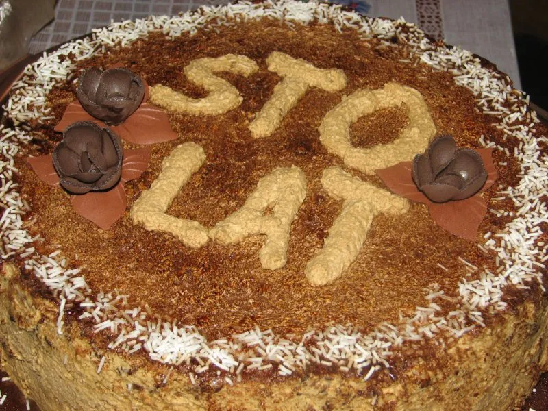 Tort orzechowo-kawowy z nutką miodu
