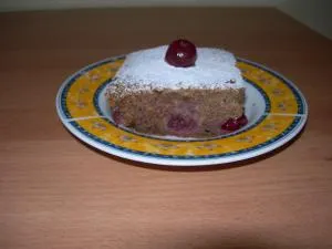 Ciasto z miodem, bananami i wisienkami