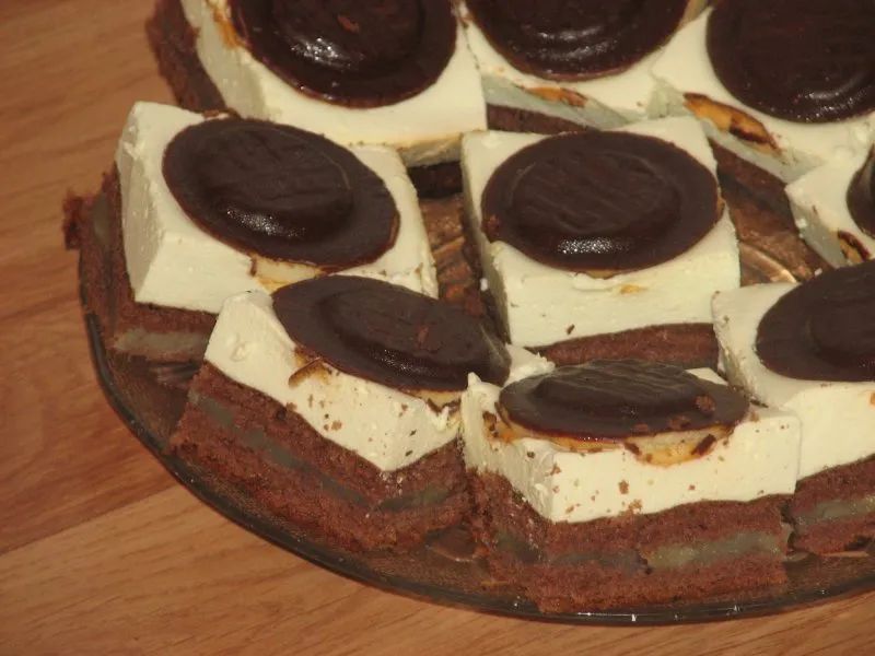 Delikatne śmietankowe ciasto z masą gruszkową