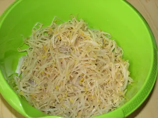 Sałatka śledziowa z kiełkami soi - 5
