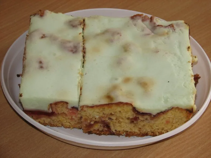 Ciasto z dżemem, śliwkami i śmietankową pianką