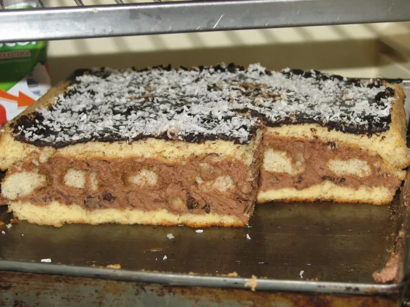 Biszkopt przekładany masą Nutella i biszkopcikami