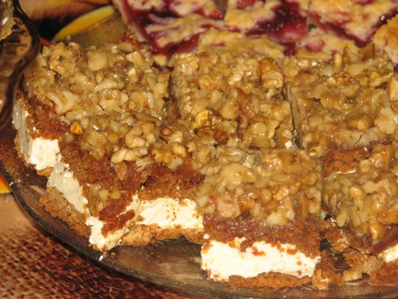 Pyszne orzechowe ciasto z budyniową masą
