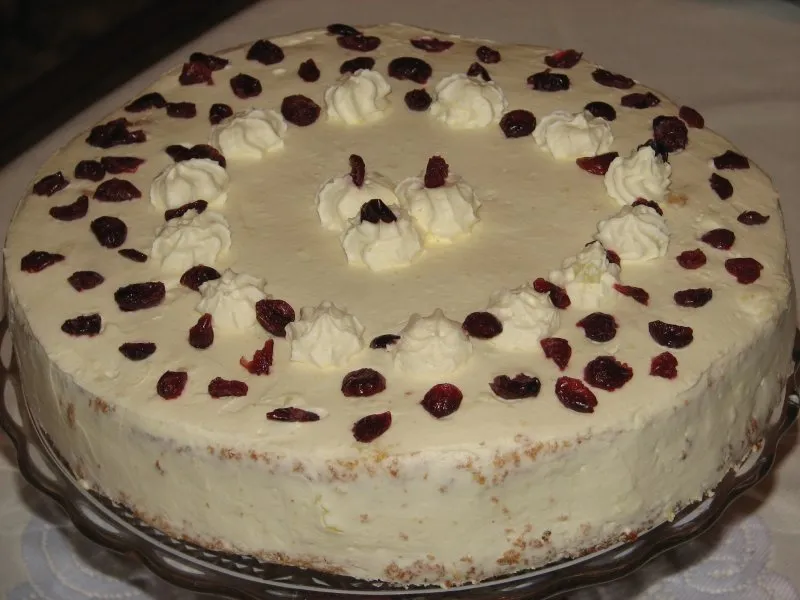 Tort żurawinowy z masą śmietankową