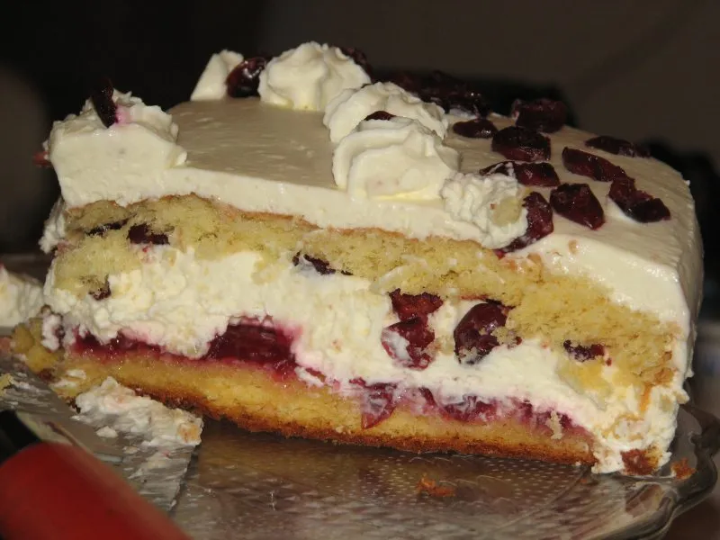 Tort żurawinowy z masą śmietankową