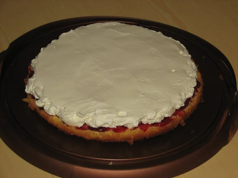 Tort żurawinowy z masą śmietankową
