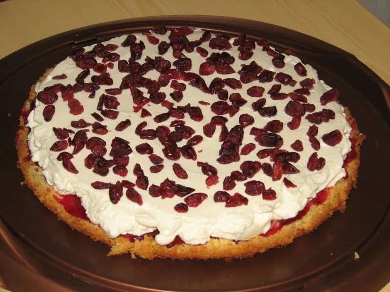 Tort żurawinowy z masą śmietankową