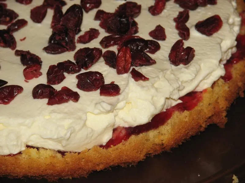 Tort żurawinowy z masą śmietankową