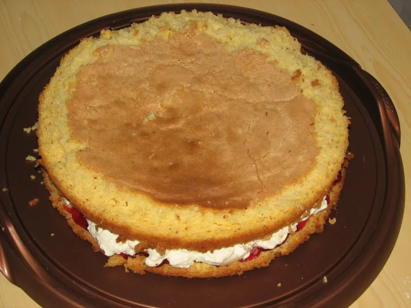 Tort żurawinowy z masą śmietankową