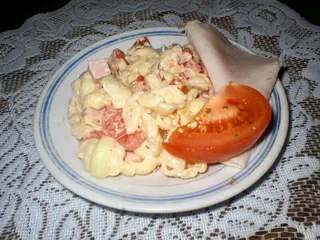 Sałatka z makaronem i czosnkiem - 2