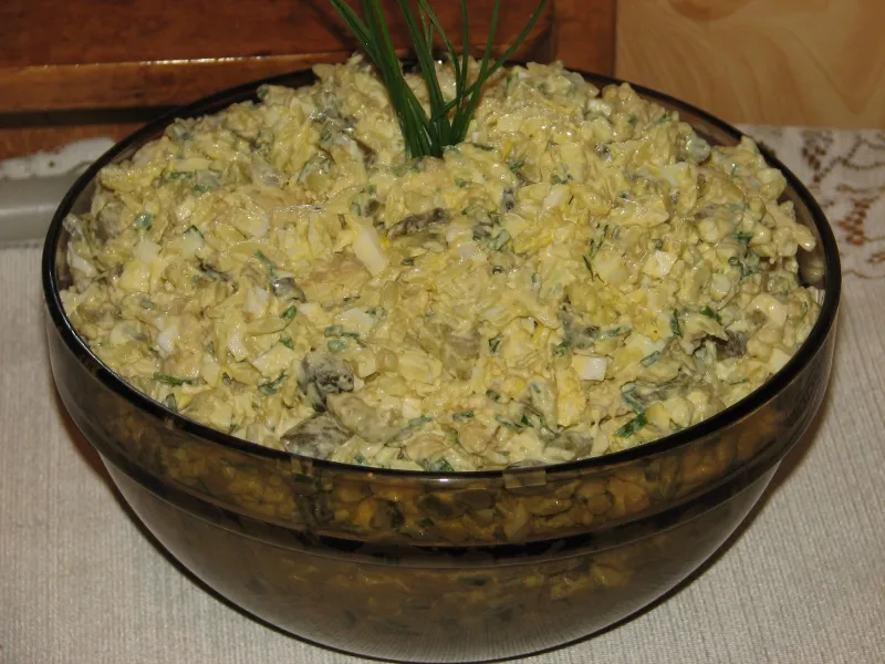 Sałatka wielkanocna z aromatycznym kurczakiem