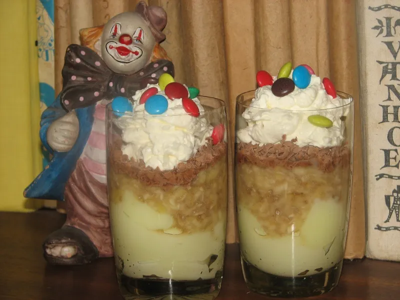 Budyniowy deser z bananową masą i bitą śmietaną