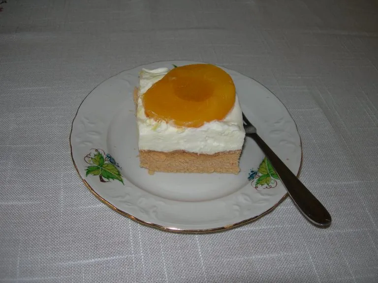 Biszkopt z brzoskwiniami