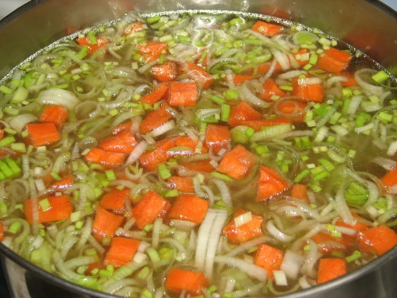 Zupa ziemniaczana z marchewką i porem
