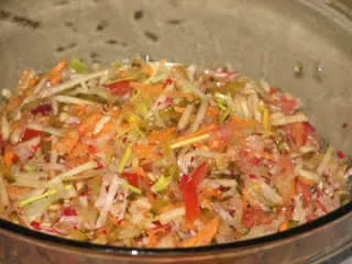 Kolorowa surówka z rzodkiewki - 1