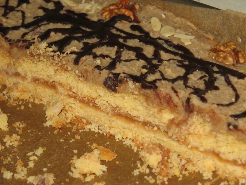 Kruchy orzechowiec z masą jabłkową