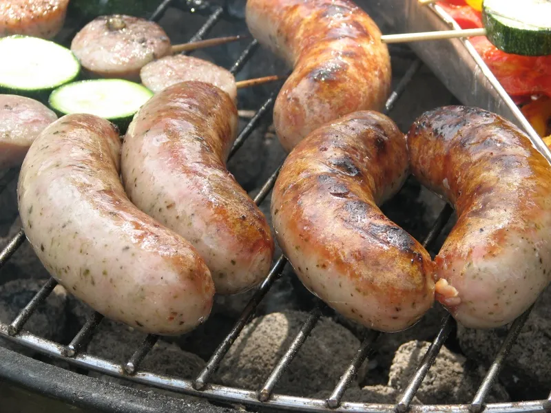 Zaparzona biała kiełbasa z grilla