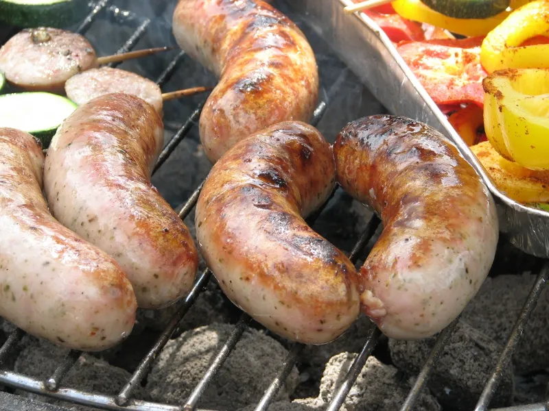 Zaparzona biała kiełbasa z grilla