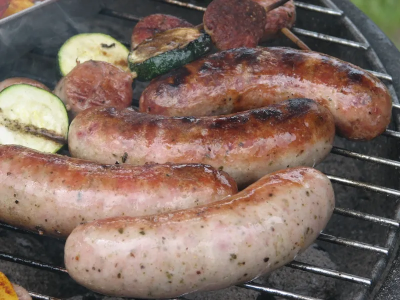 Zaparzona biała kiełbasa z grilla