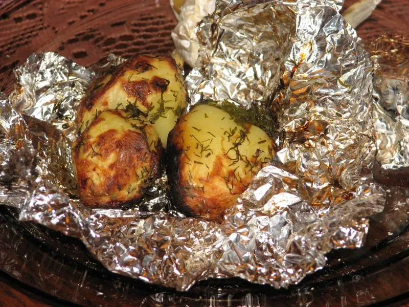 Grillowane ziemniaki z koperkiem