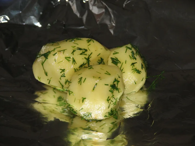 Grillowane ziemniaki z koperkiem