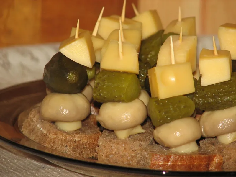Serowe koreczki z pieczarkami