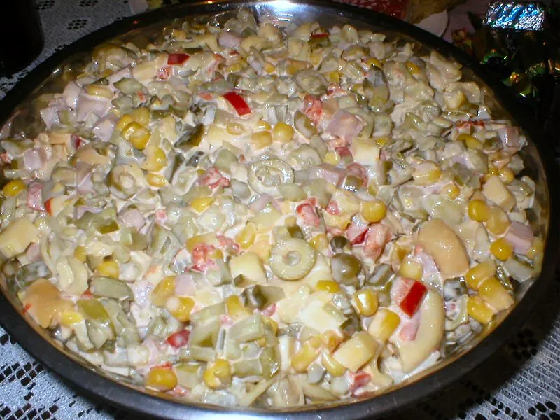 Sałatka z makaronem tortellini i oliwkami