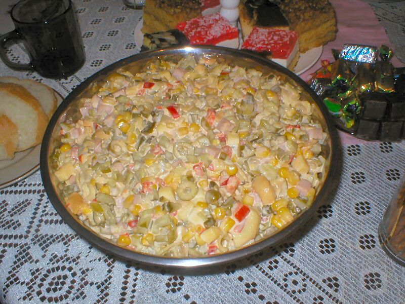 Sałatka z makaronem tortellini i oliwkami