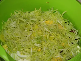 Sałatka z pomidorków koktajlowych i jajek - 7