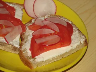 Kanapki z fetą, pomidorem i rzodkiewką - 5