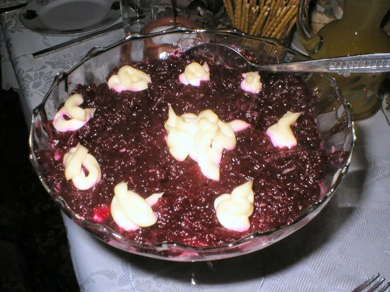 Śledzie w czerwonych buraczkach
