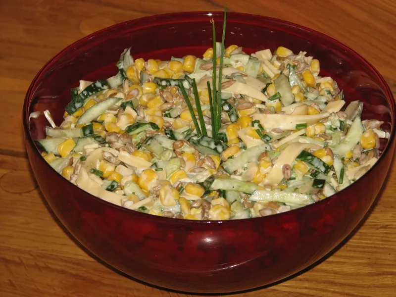 Ogórkowo-serowa sałatka do grilla