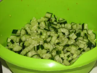 Surówka paprykowo-ogórkowa z porem - 4