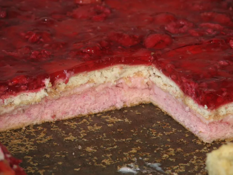 Malinowe ciasto z herbatnikami i galaretką