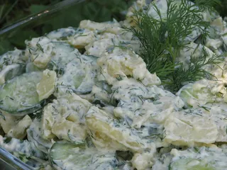 Koperkowa sałatka z ziemniakami i zielonymi ogórkami - 1