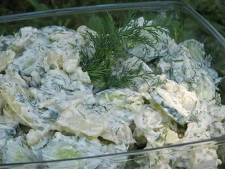 Koperkowa sałatka z ziemniakami i zielonymi ogórkami - 2