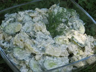 Koperkowa sałatka z ziemniakami i zielonymi ogórkami - 7